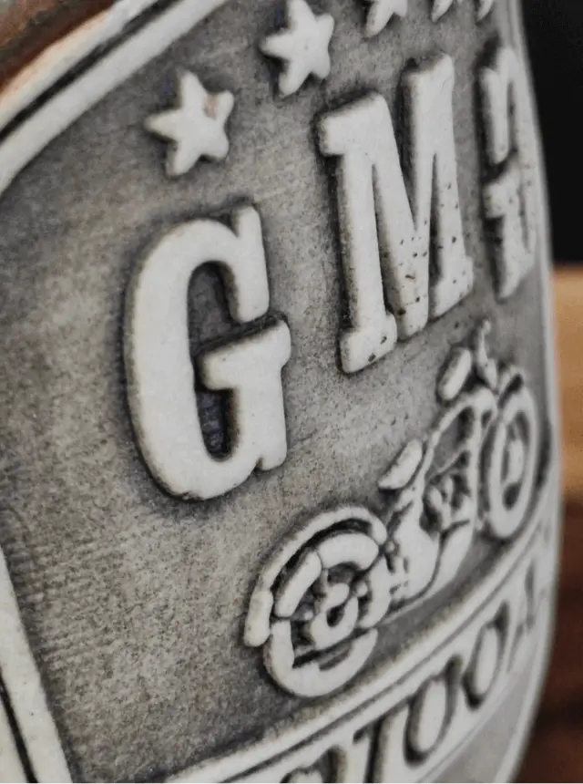 Ceramiczny kubek wyprodukowany przez fmceramika z wygrawerowanym logiem Motooaza 2016