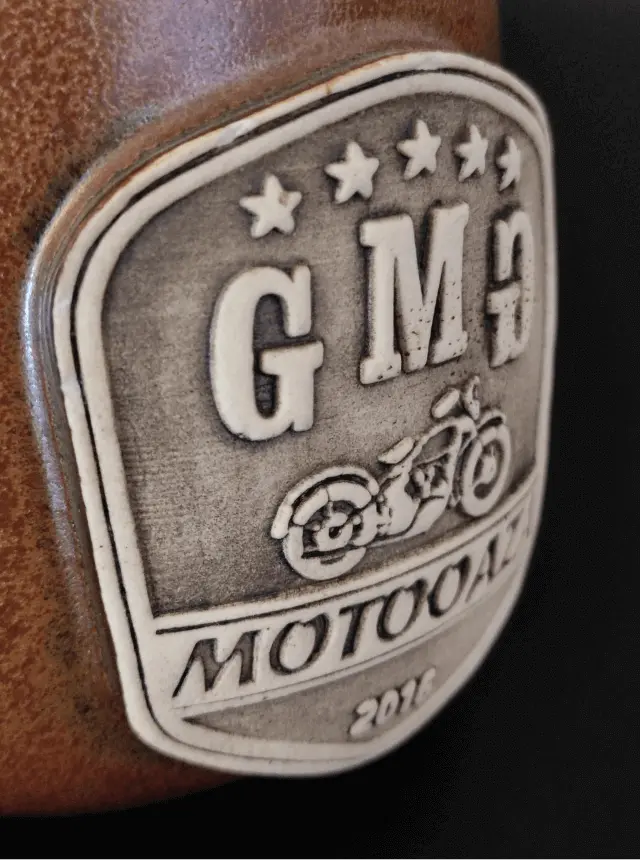 Ceramiczny kubek wyprodukowany przez fmceramika z wygrawerowanym logiem Motooaza 2016